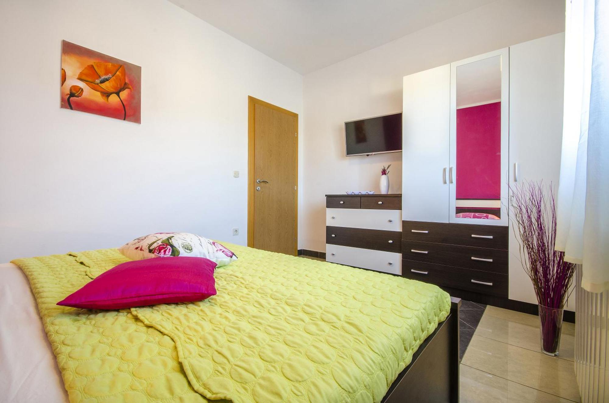 Apartment And Room Marlen Rovinjsko Selo Room photo